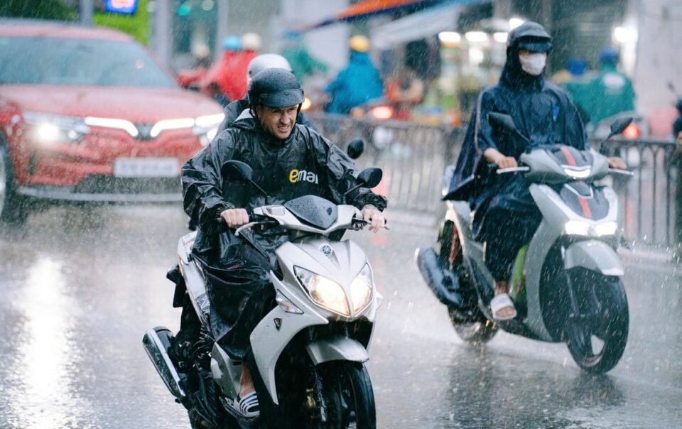 thoi-tiet-hom-nay-17-4:-bac-bo-mua-to;-nam-bo-ngay-nang,-chieu-mua-dong