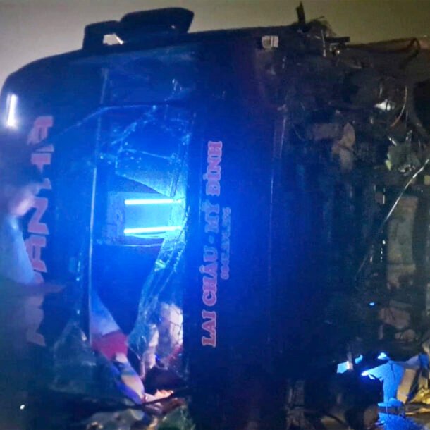 o-to-khach-cho-12-nguoi-lat-nghieng-tren-cao-toc-noi-bai-–-lao-cai