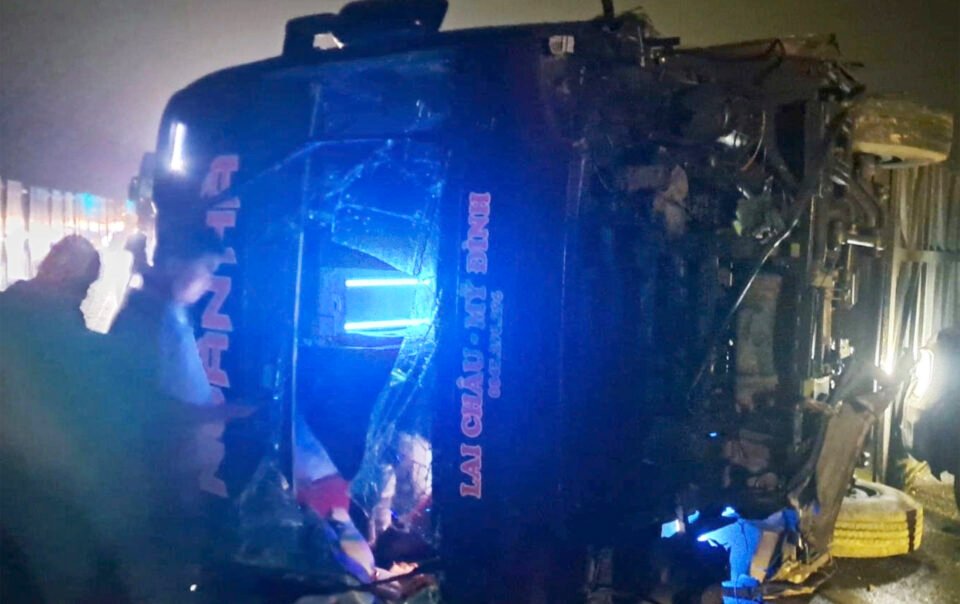 o-to-khach-cho-12-nguoi-lat-nghieng-tren-cao-toc-noi-bai-–-lao-cai