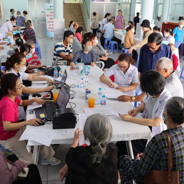 bac-si-tp-hcm-ra-quan-kham-suc-khoe-mien-phi-cho-dan