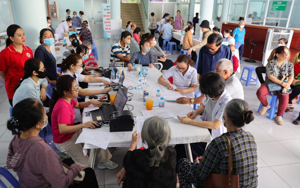 bac-si-tp-hcm-ra-quan-kham-suc-khoe-mien-phi-cho-dan