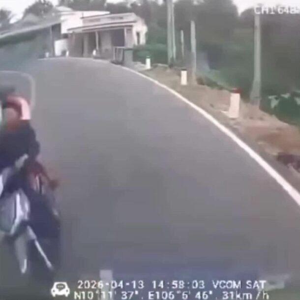 hai-nguoi-di-xe-may-lao-dau-vao-oto-o-khuc-cua