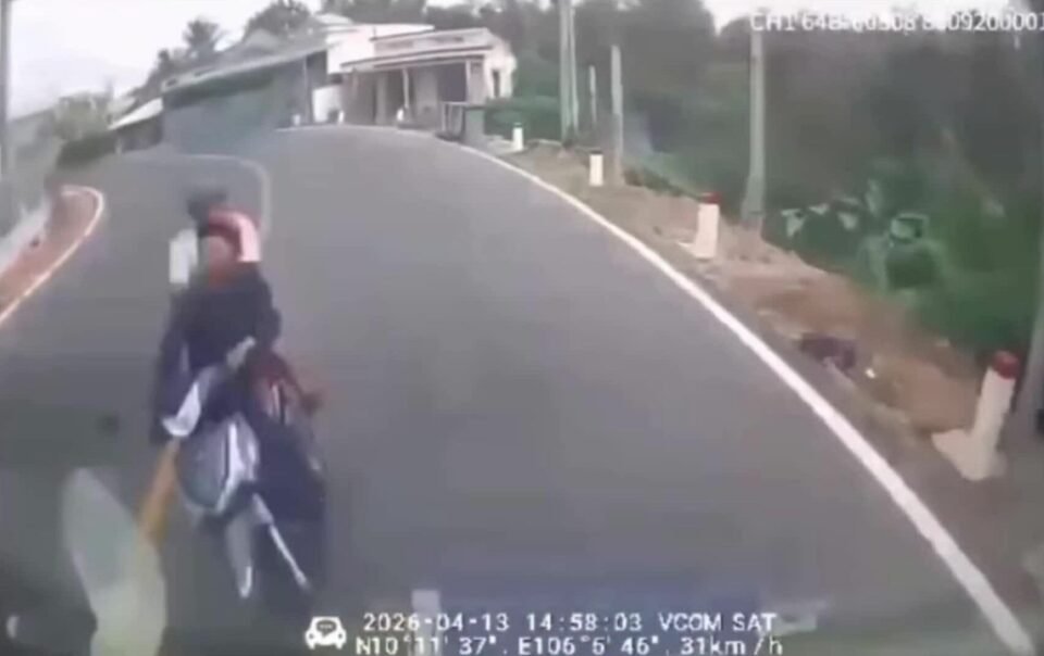 hai-nguoi-di-xe-may-lao-dau-vao-oto-o-khuc-cua