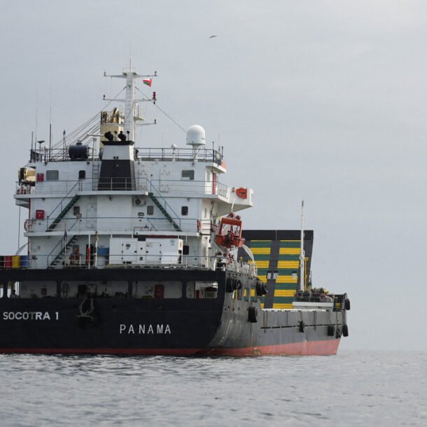 hai-sieu-tau-dau-tiep-can-iran-giua-lenh-phong-toa-cua-my