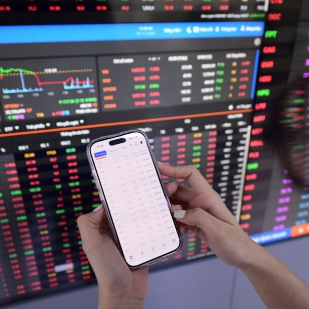 chung-khoan-17-4:-nha-dau-tu-nen-lam-gi-khi-thi-truong-lien-tuc-‘xanh-vo-do-long’?