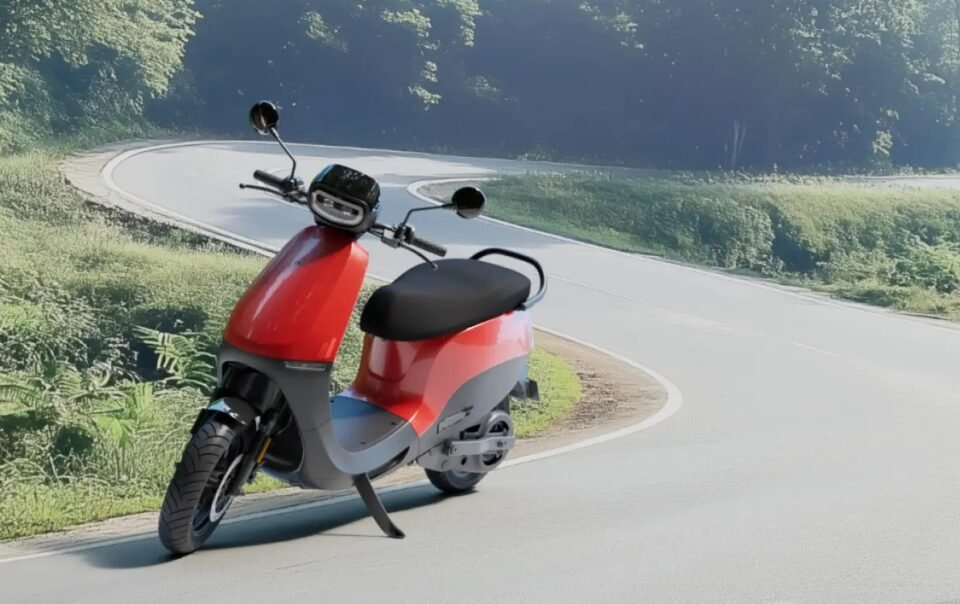 xe-may-dien-di-xa-nhu-o-to,-chay-toi-320km/sac,-gia-re-hon-honda-lead