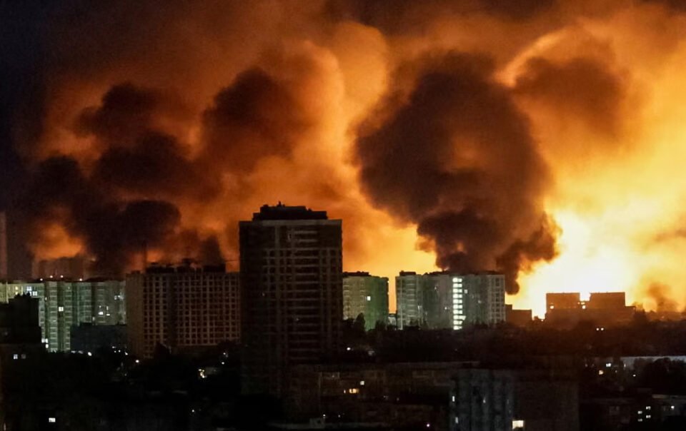 ukraine-hung-‘mua-ten-lua-va-uav’,-kiev-tap-kich-co-so-loc-dau-lon-cua-nga