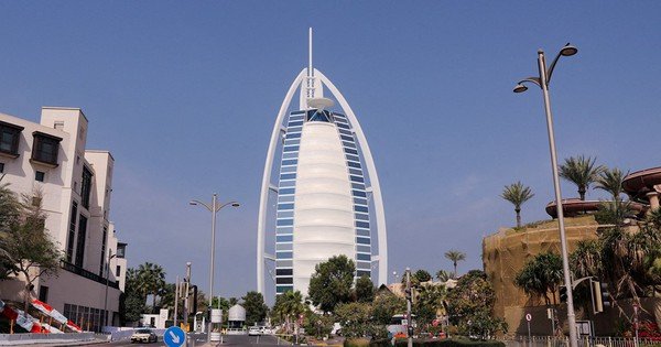 kh&aacute;ch-san-&lsquo;c&aacute;nh-buom&rsquo;-noi-tieng-o-dubai-d&oacute;ng-cua-18-th&aacute;ng