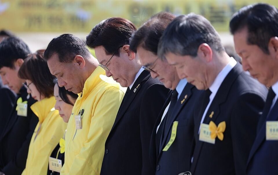 duong-kim-tong-thong-han-quoc-dau-tien-du-le-tuong-niem-tham-hoa-chim-pha-sewol