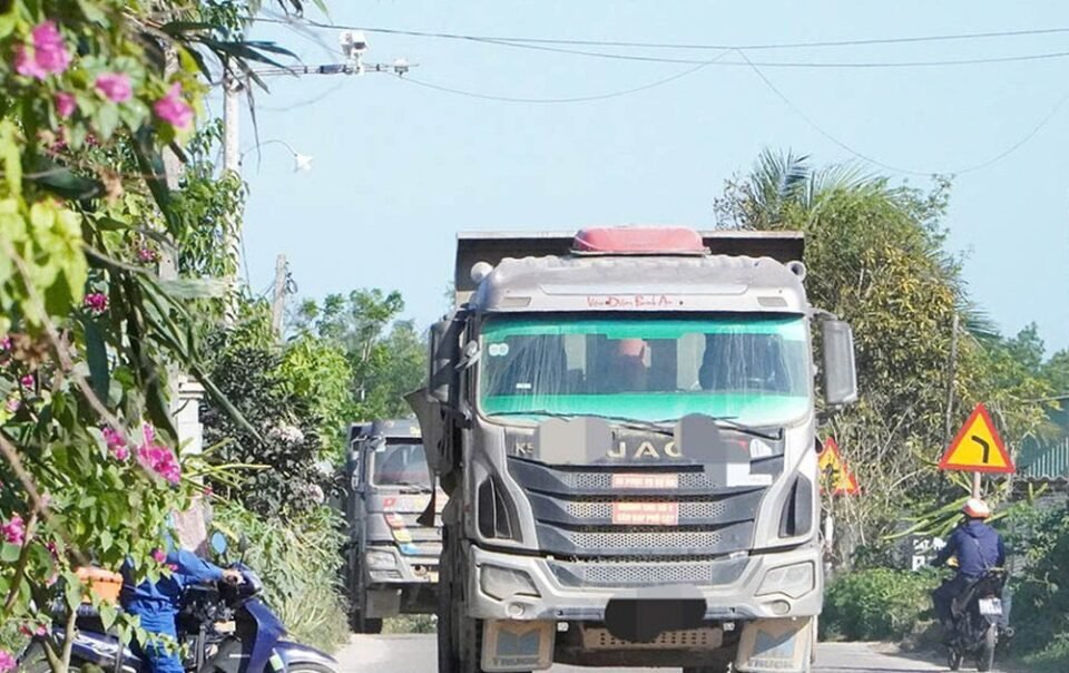 kho-vi-bui,-tieng-on-tu-xe-tai-thi-cong-san-bay