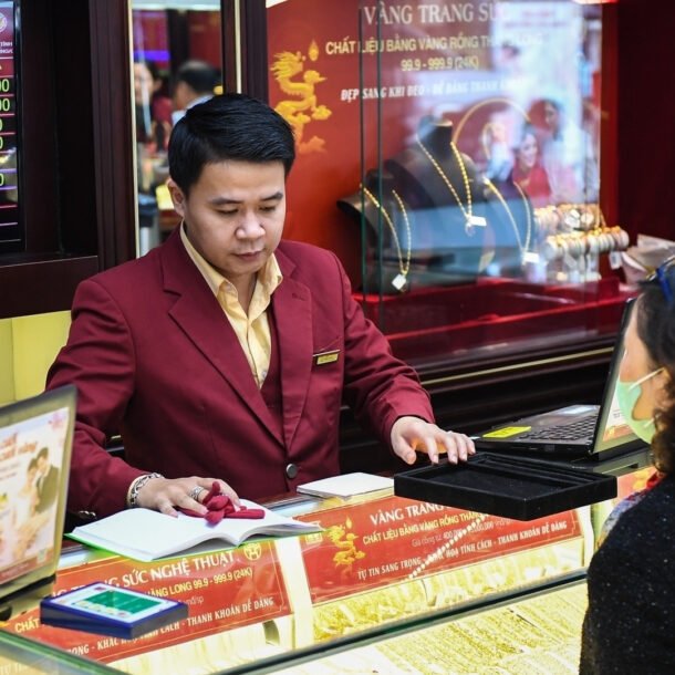 gia-vang-hom-nay-18/4/2026-tang-manh,-vang-sjc-but-pha-tang-1-trieu/luong