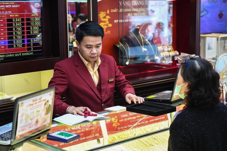 gia-vang-hom-nay-18/4/2026-tang-manh,-vang-sjc-but-pha-tang-1-trieu/luong