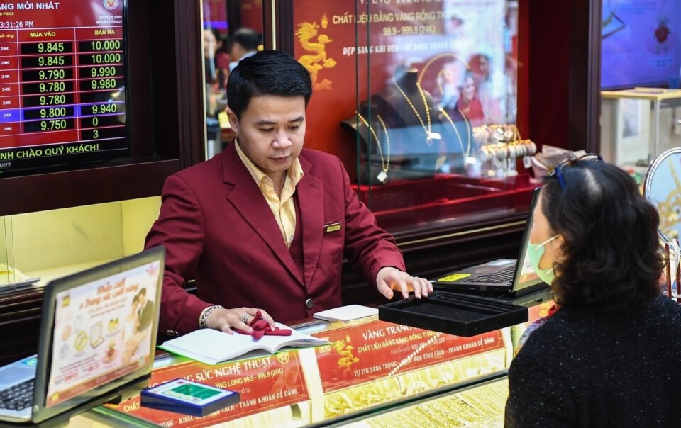 gia-vang-hom-nay-18/4/2026-tang-manh,-vang-sjc-but-pha-tang-1-trieu/luong