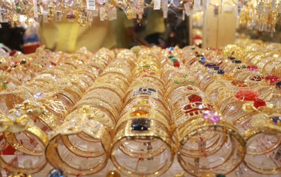 gia-vang-bat-tang-manh-sau-khi-ong-trump-tuyen-bo-eo-bien-hormuz-‘hoan-toan-mo-cua’