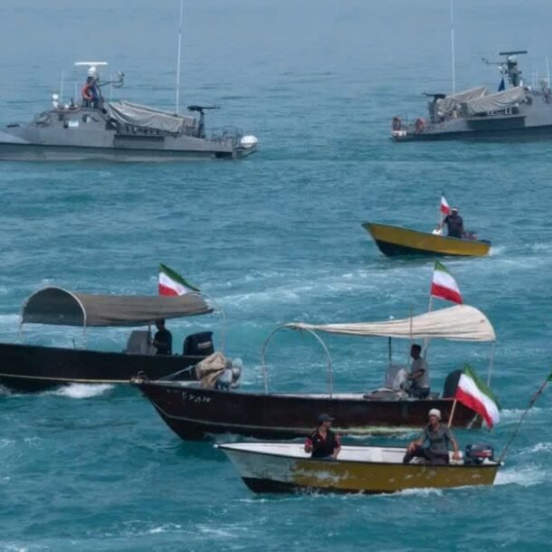 trung-dong-toi-18-4:-ro-tin-tau-iran-no-sung-vao-tau-cho-dau-o-eo-bien-hormuz