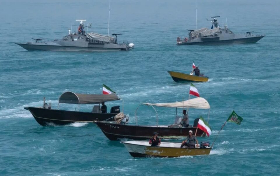 trung-dong-toi-18-4:-ro-tin-tau-iran-no-sung-vao-tau-cho-dau-o-eo-bien-hormuz