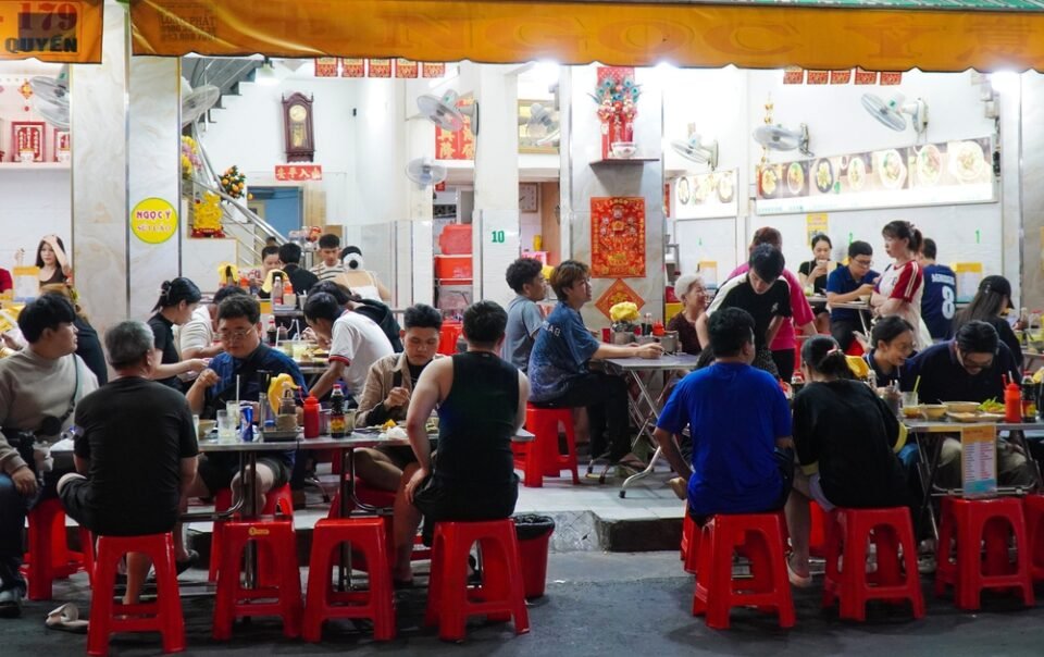 vi-sao-via-he-hap-dan-du-khach?