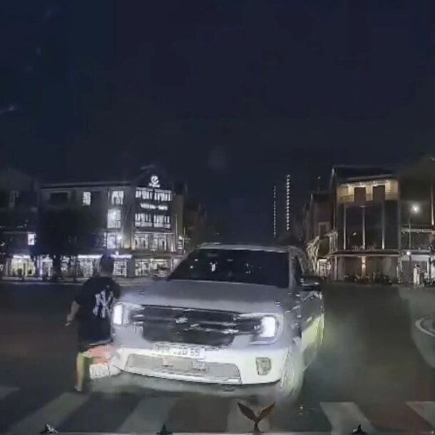 nguoi-dan-ong-no-sung-sau-va-cham-giao-thong-o-khu-do-thi