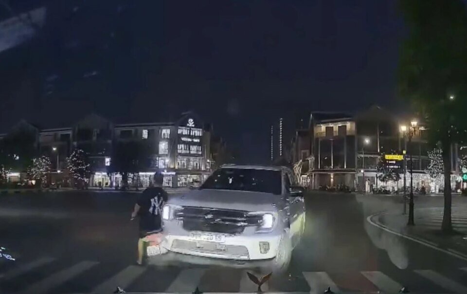 nguoi-dan-ong-no-sung-sau-va-cham-giao-thong-o-khu-do-thi