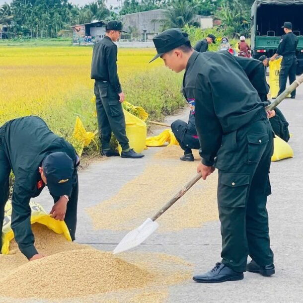 di-lam-nhiem-vu-ve,-thay-nguoi-khuyet-tat-kho-nhoc-gom-lua,-canh-sat-co-dong-dung-lai-giup