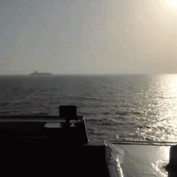 hai-quan-my-khai-hoa-vao-tau-cho-hang-dinh-cap-cang-iran,-tehran-phan-ung