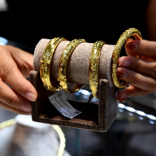 gia-vang-hom-nay-20/4/2026-roi-thang-dung,-vang-trong-nuoc-ha-toi-hon-1-trieu/luong