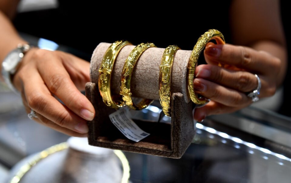 gia-vang-hom-nay-20/4/2026-roi-thang-dung,-vang-trong-nuoc-ha-toi-hon-1-trieu/luong