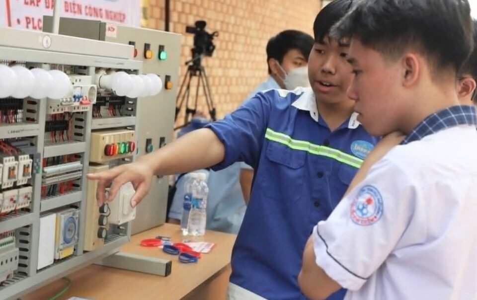 rong-cua-voi-cao-dang,-truong-nghe