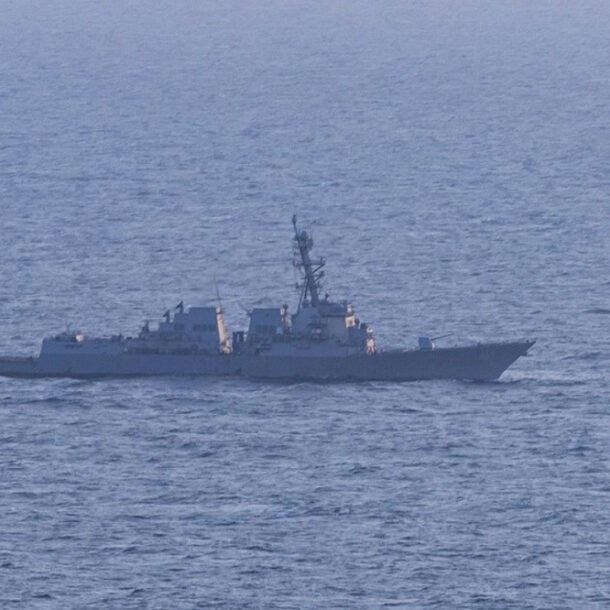 suc-manh-chien-ham-my-khai-hoa-vao-tau-cho-hang-dinh-cap-cang-iran