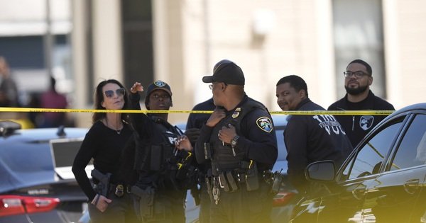 xa-s&uacute;ng-h&agrave;ng-loat-tai-my,-8-tre-thiet-mang