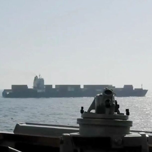 video:-khoanh-khac-tau-khu-truc-my-no-sung-vao-tau-cho-hang-iran