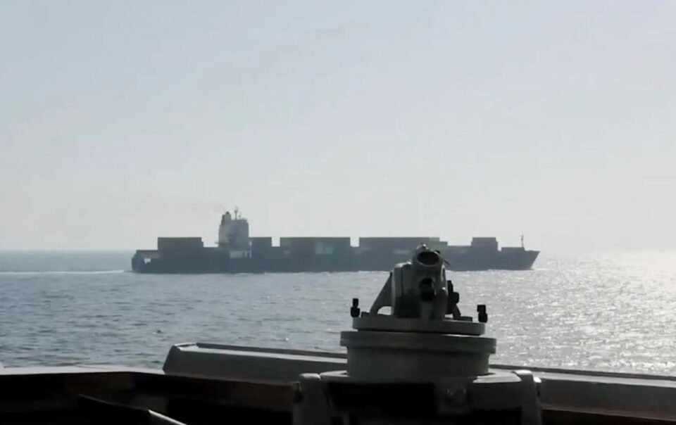 video:-khoanh-khac-tau-khu-truc-my-no-sung-vao-tau-cho-hang-iran