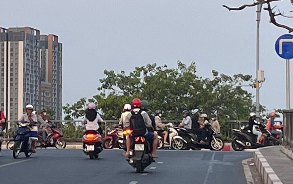 can-tuan-thu-bien-bao-khi-len-cau-chu-y