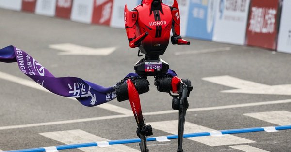 robot-trung-quoc-ph&aacute;-ky-luc-chay-b&aacute;n-marathon-cua-con-nguoi