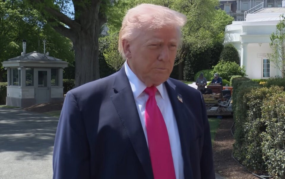 ong-trump-de-doa-pha-huy-‘moi-nha-may-dien-va-cau-duong’-o-iran