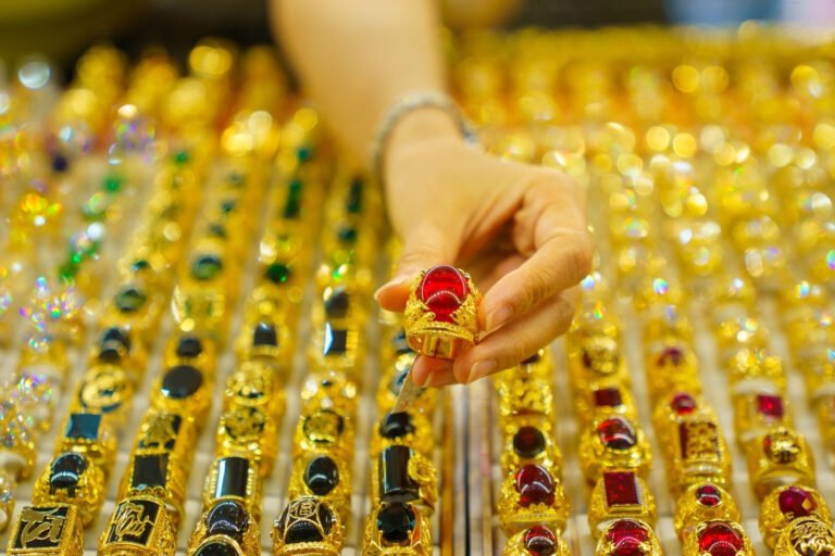 gia-vang-hom-nay-21/4/2026-tang-cao-tro-lai,-trong-nuoc-sjc-va-nhan-but-pha