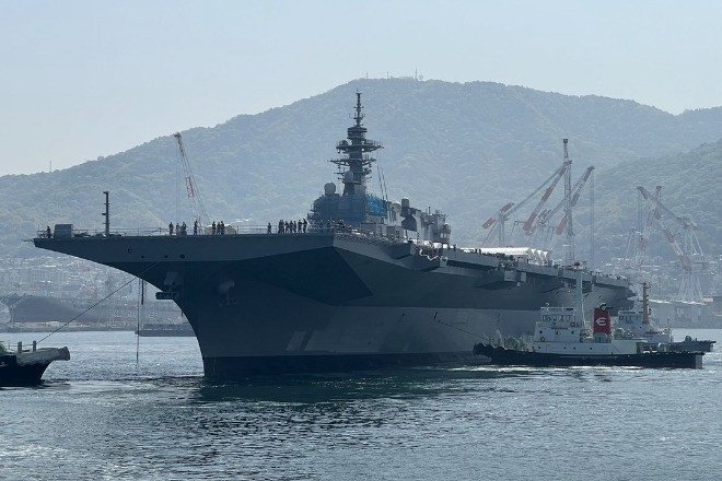 nhat-ban-ha-thuy-tau-san-bay-thu-2-co-kha-nang-mang-tiem-kich-f-35b