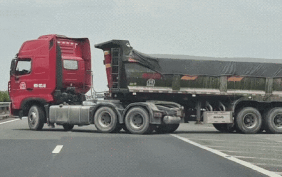 quay-dau-xe-tren-cao-toc-do…-di-nham-duong,-tai-xe-bi-phat-35-trieu