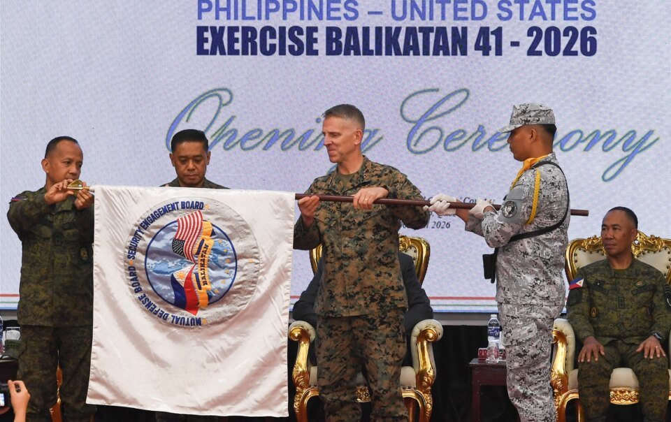 my-–-philippines-–-nhat-tap-tran-lon-‘chua-tung-co’-sat-dai-loan,-trung-quoc-noi-‘dua-voi-lua’