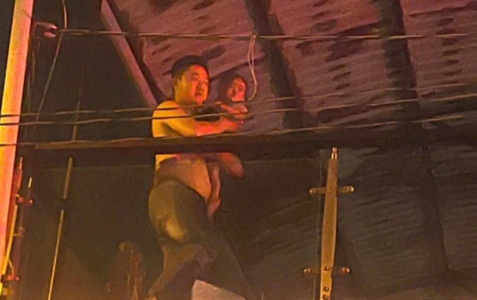 dai-uy-bang-qua-dam-chay,-cuu-thoat-em-be-13-thang-tuoi