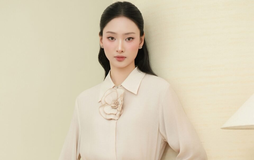 tu-do-cua-nang-cong-so-khong-the-thieu-ao-so-mi-lua-trang