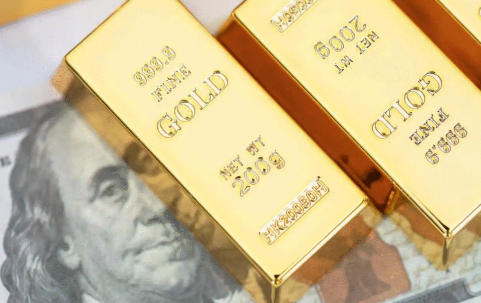 gia-vang-the-gioi-‘roi-thang-dung’-gan-100-usd/ounce,-ve-sat-moc-4.700-usd