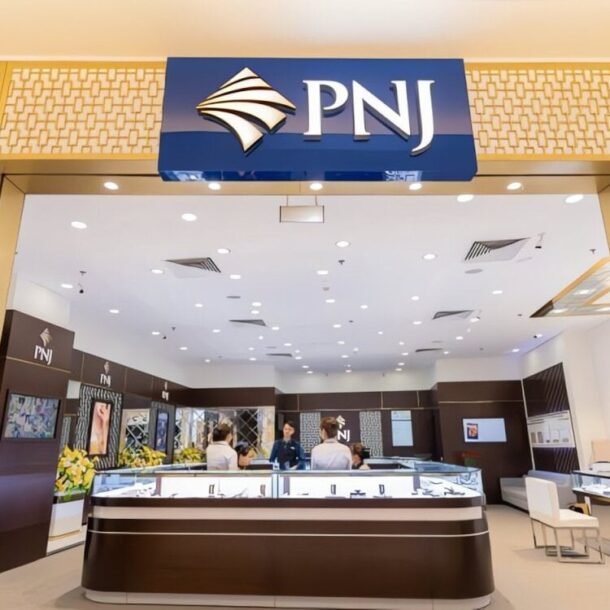 doc-nhanh-22-4:-gia-dau-bat-len-sat-100-usd-moi-thung;-mot-‘ong-lon’-ban-vang-tang-dot-bien