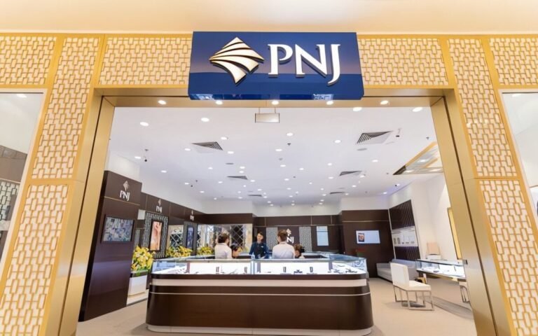 doc-nhanh-22-4:-gia-dau-bat-len-sat-100-usd-moi-thung;-mot-‘ong-lon’-ban-vang-tang-dot-bien