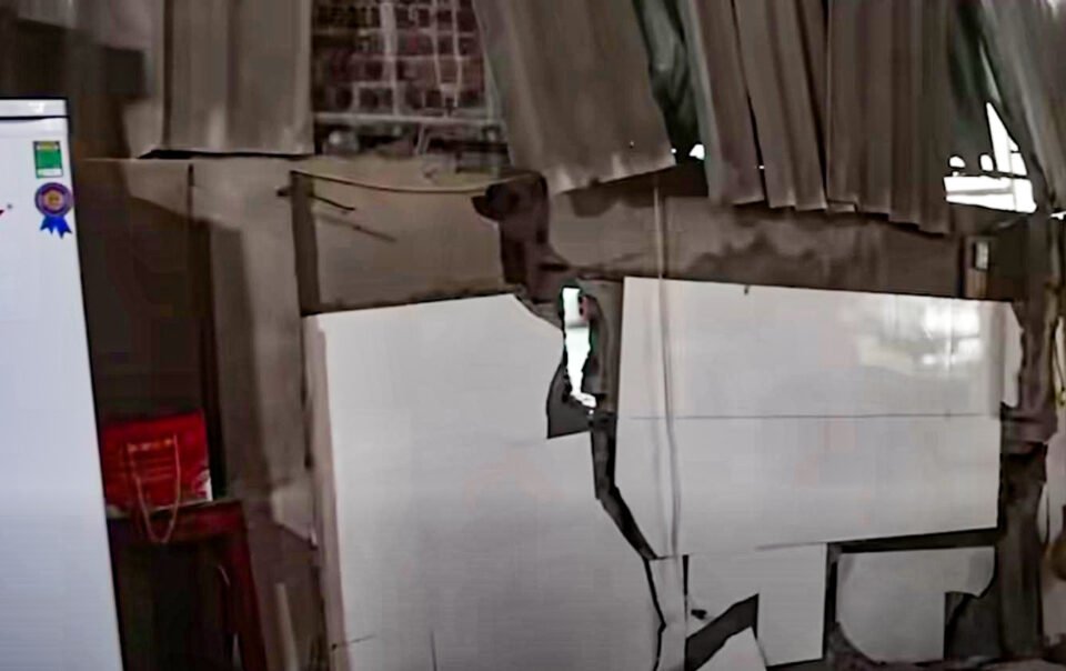 nen-dat-sut-sau,-tuong-nut-toac,-11-ho-dan-phai-di-doi-khan-cap