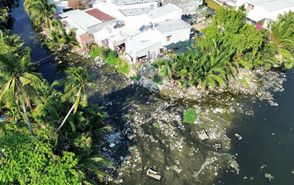 dong-song-ngap-rac-giua-pho-bien