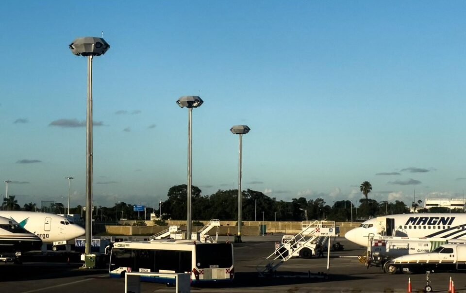 hang-hang-khong-dot-ngot-huy-tat-ca-chuyen-bay,-hang-tram-du-khach-bi-bo-roi