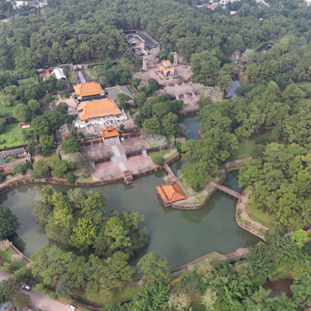 tranh-cai-so-luong,-vat-lieu-chom-sao-tran-lang-vua-tu-duc