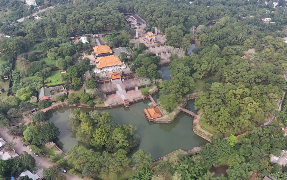 tranh-cai-so-luong,-vat-lieu-chom-sao-tran-lang-vua-tu-duc