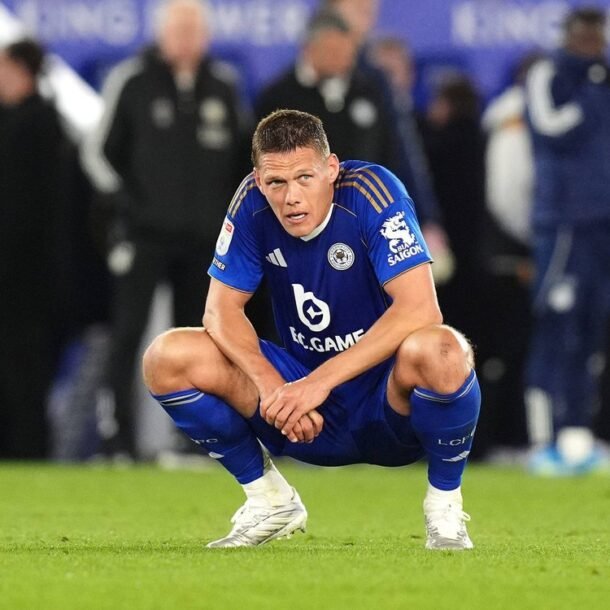 leicester-xuong-giai-hang-3-anh